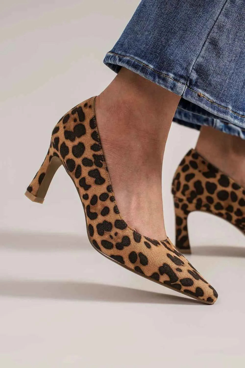 Premium Elite Beast Fashion Faux Suede Leopard Point Toe Pumps