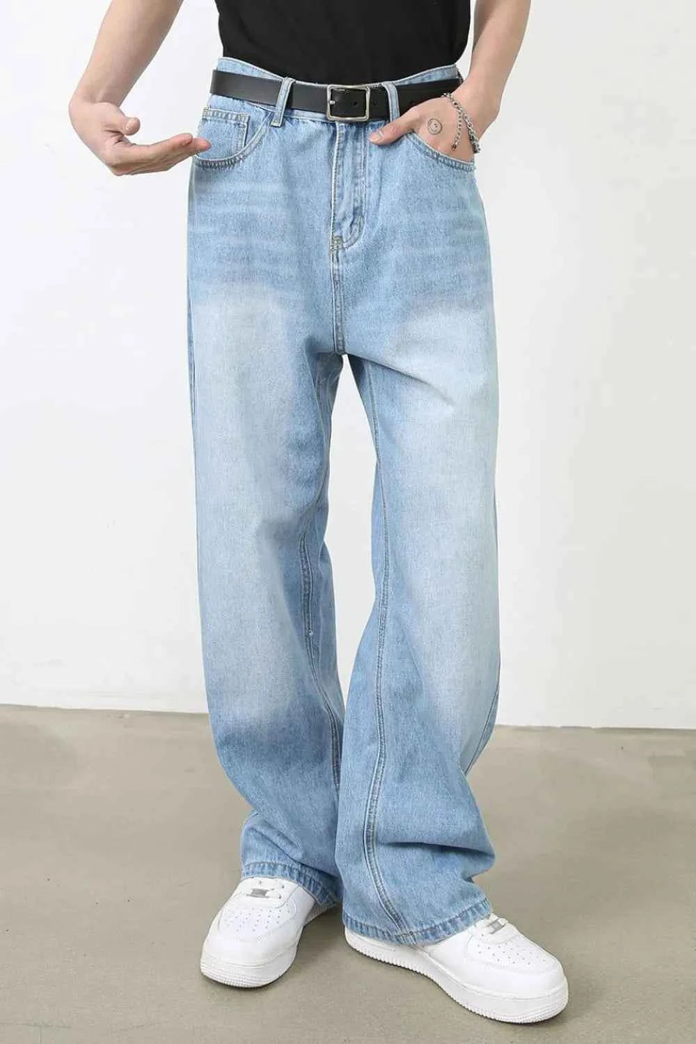 Men's wide jeans with pockets in light blue wash featuring a relaxed fit and stylish design
