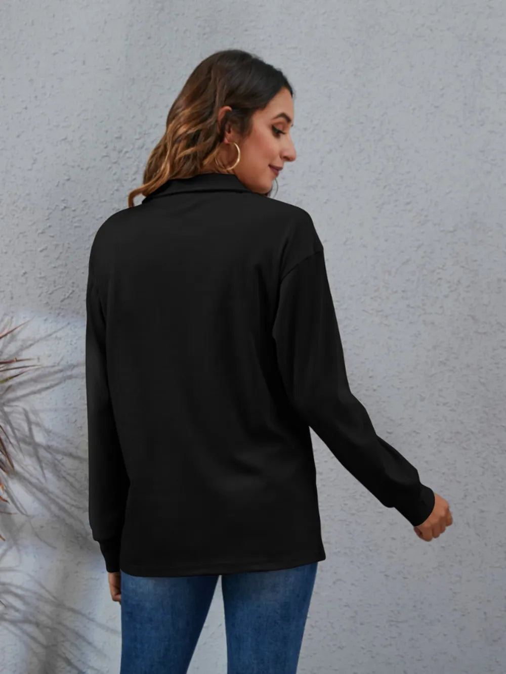 Elegant women's classic blouse in black with long sleeves and a relaxed fit for versatile styling